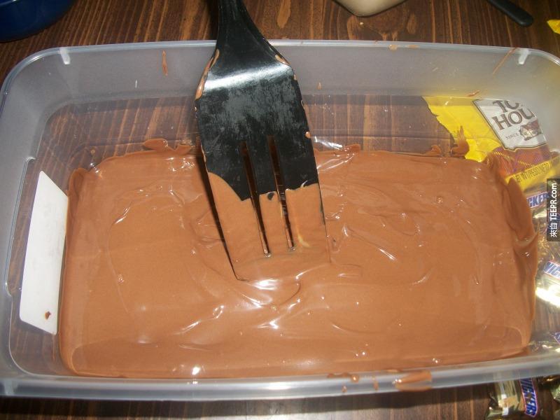 先把蛋糕的底部撲上一層剛剛做的巧克力奶油花生醬。