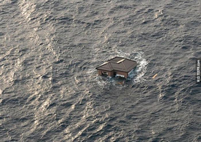 10）日本家庭漂流在海洋中的9.0级地震和随后的海啸之后，2011（日本）