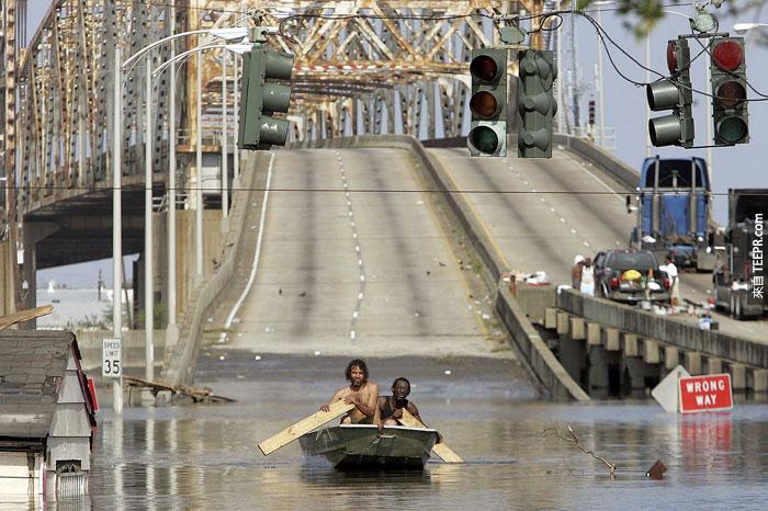 9）两名男子避开在新奥尔良船卡特里娜飓风，2005（美国）