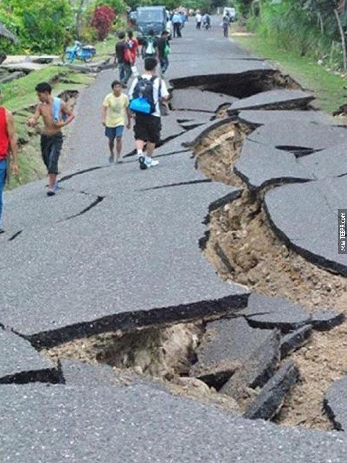 13）巨大的裂缝在高速公路6.9级地震袭击后内格罗斯和宿务，2012（菲律宾）