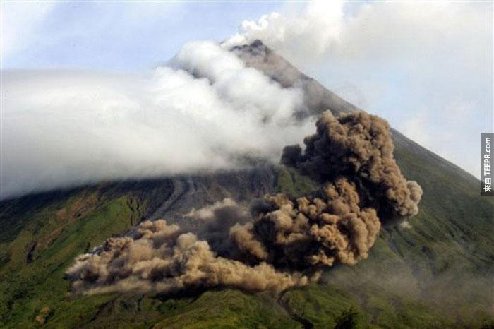 16）灰雲彩上面的布安山谷上的馬榮火山的上脊，1984（菲律賓）