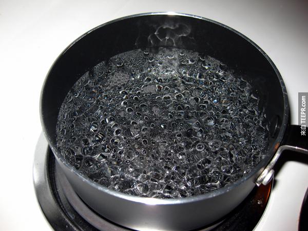 8.) 水是不會導電的。真正導電的是裡面的礦物質。就連是水裡面的灰塵都會導電。