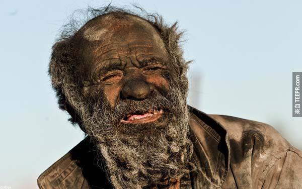 这位名叫Amoo Hadji的伊朗男人已经有60年没有洗澡了...