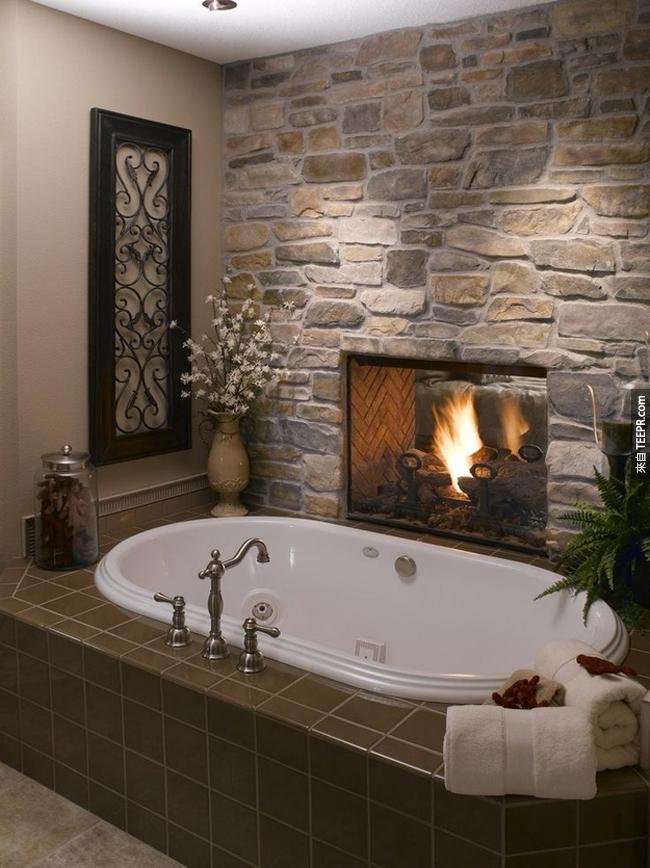 浴缸旁的浪漫壁爐。