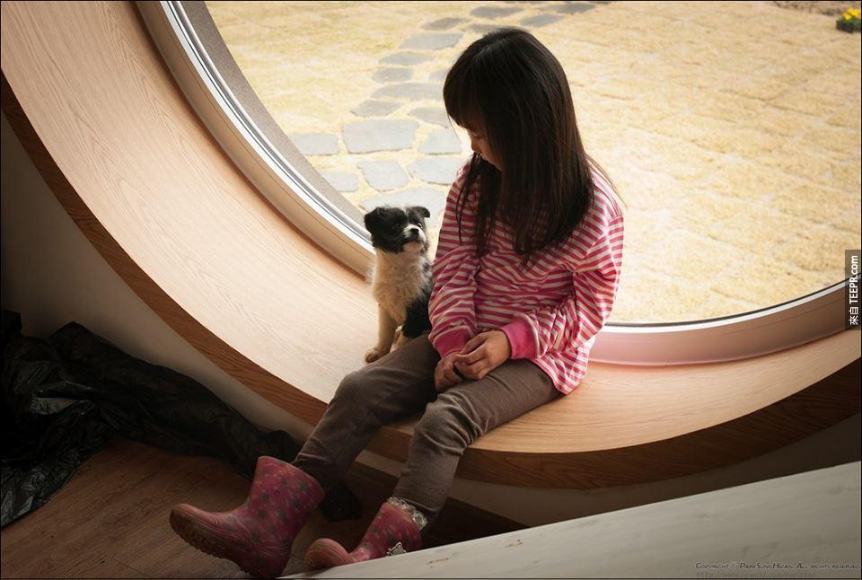 女兒跟家裡超可愛的小狗狗合照。
