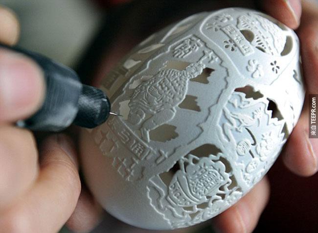 温福良从事他的蛋壳艺术已经有12年了。