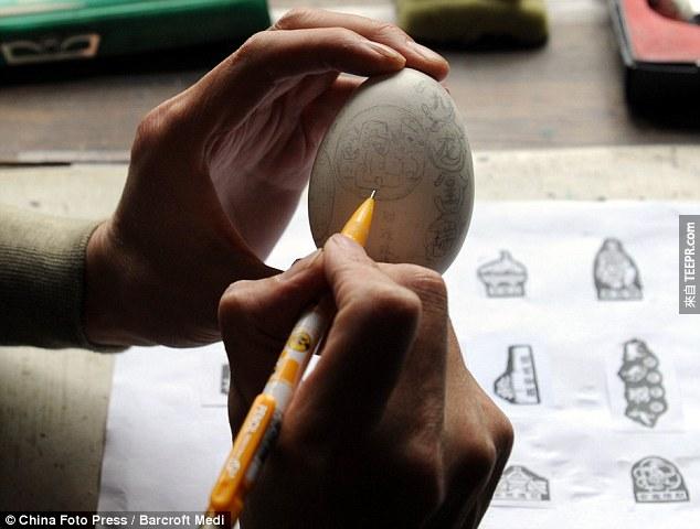 他会先把要雕刻出的图案素描出来，然后再用针筒把蛋白蛋黄都吸出来。