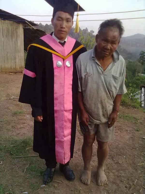 針對網路論壇裡的留言，這張裡面左邊的剛畢業的兒子，而右邊就是他的農夫爸爸。