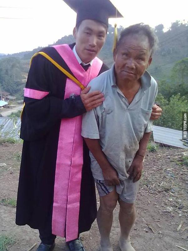 這名父親在他老婆生他兒子的時候難產而死。他每一天都努力的工作扶養他的兒子上課。