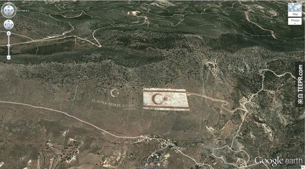 15.) 一個超大的土耳其國旗 (35.282902, 33.376891) 凱里尼亞，塞浦路斯