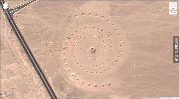 2.) A mysterious pattern in the desert (27°22’50.10″N, 33°37’54.62″E) Red Sea Governorate, Egypt