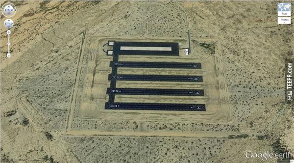 22.) 在沙漠里很莫名其妙的飞机跑道 (2.663367, -111.487618) Eloy，亚利桑那州，美国