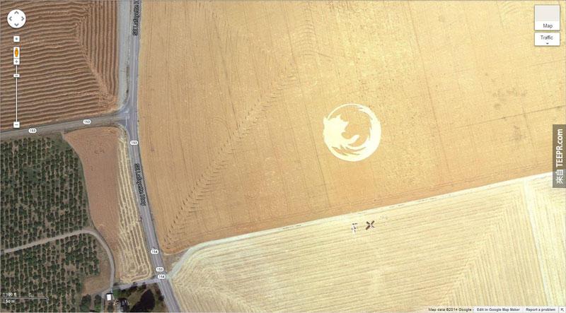 8.) 一個玉米田裡的巨型火狐的標誌 (45° 7’25.87″N 123° 6’48.97″W) 帝騰，俄勒岡州，美國