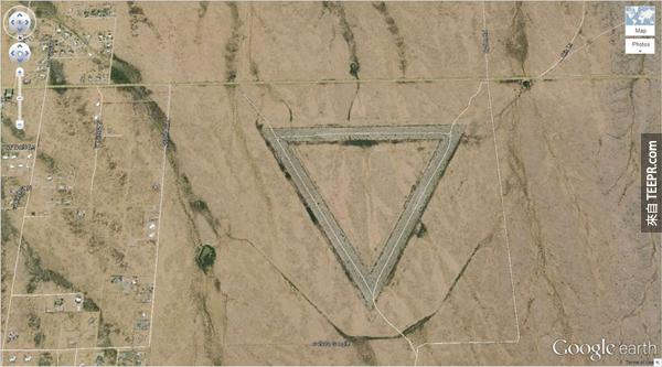 5.) 在亞利桑那州的一個奇怪的三角形 (33.747252, -112.633853) 威猛，亞利桑那州，美國