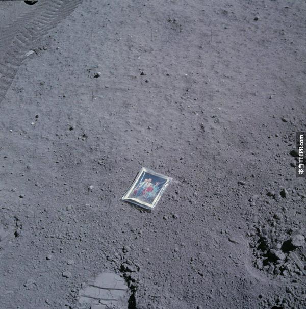 在1972年阿波羅16耗去月球的時候，太空人Charles Duke (查爾斯‧杜克) 留了一張他自己跟太太還有兩個還子的照片在月球。他當時拍下了這張照。現在這張照片還靜靜的坐在月球上，享受太空中的美景。