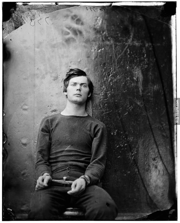 這是當時謀殺林肯的同謀Lewis Payne 路易斯潘恩 1865年被處死前的照片。當林肯在福特戲院遇刺，潘恩正好同時間潛到了國務卿 William H. Seward 威廉 H. 蘇厄德的臥房用匕首刺殺他。(潘恩沒有刺殺成功)。