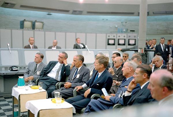 1962年的时候甘乃迪总统、林登·约翰逊，及他们的幕僚在卡纳维拉尔角导弹试验会议 ( Cape Canaveral Missile Test Annex)