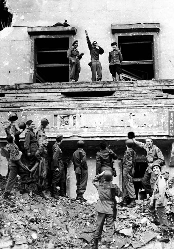 二次世界大战联军胜利后一些士兵在希特勒的阳台上嘲笑希特勒。