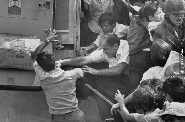 1975年胡志明市，一名美国男子在直升机里逃离越南时一拳打在一名越南藉男子脸上。