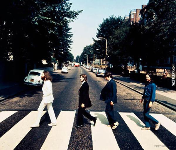 披頭四在艾比路 (Abbey Road) 上走反方向 (經典的照片裡是往右走)。