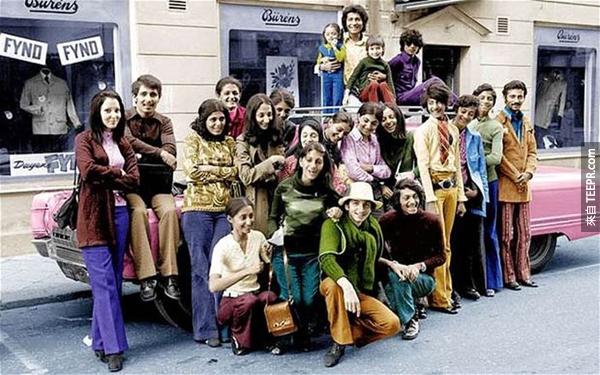 這是一張賓拉登跟他的家人在1970年的時候到瑞典玩的照片。他是從右邊算起第二位穿綠色上衣配藍色褲子的。
