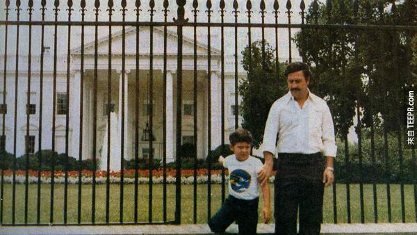 史上最大毒梟Pablo Escobar巴勃羅·埃斯科瓦爾跟他的兒子1980年在白宮前面拍的照。