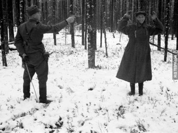 一個俄羅斯的間諜在他被芬蘭士兵處死前的談笑風生 (1939年冬天戰爭)。間諜果然迷人。