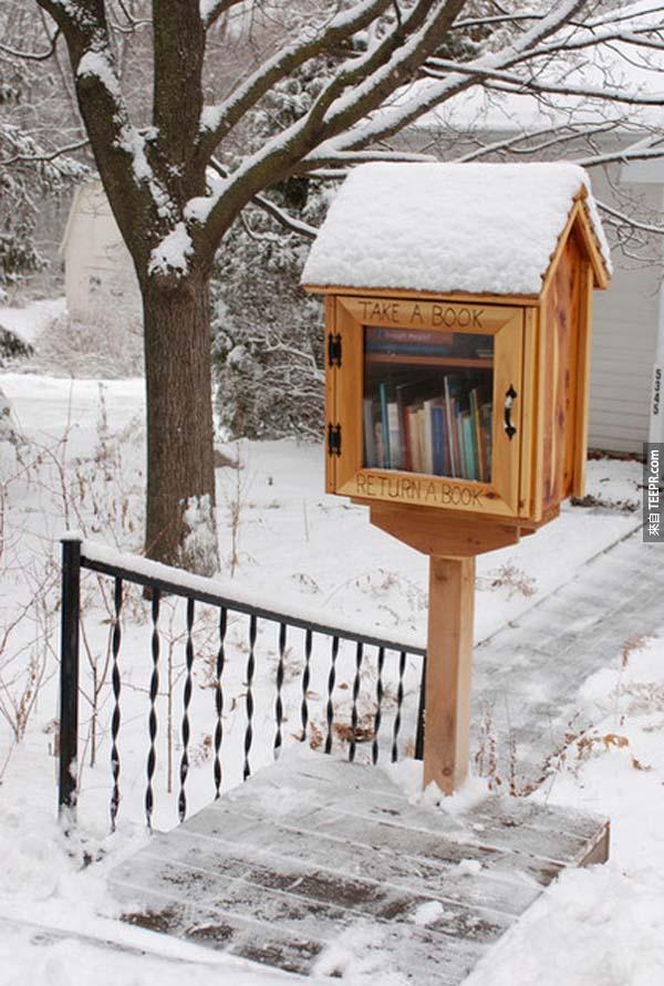 3.) 在你的門外安裝一個免費迷你圖書館。