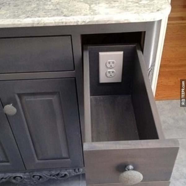 1.) 在廚房櫃檯的抽屜裡面安裝插座。