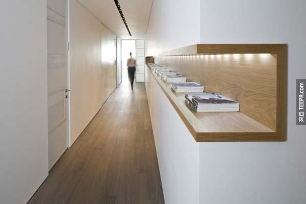 7.) 走廊的牆壁裡可以設計一個書架，這樣不用浪費空間。