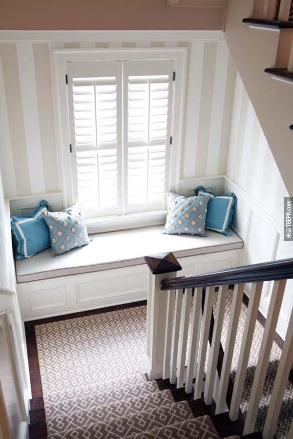 24.) 如果你家裡有樓梯的話，可以在中段的地方做一張小沙發。