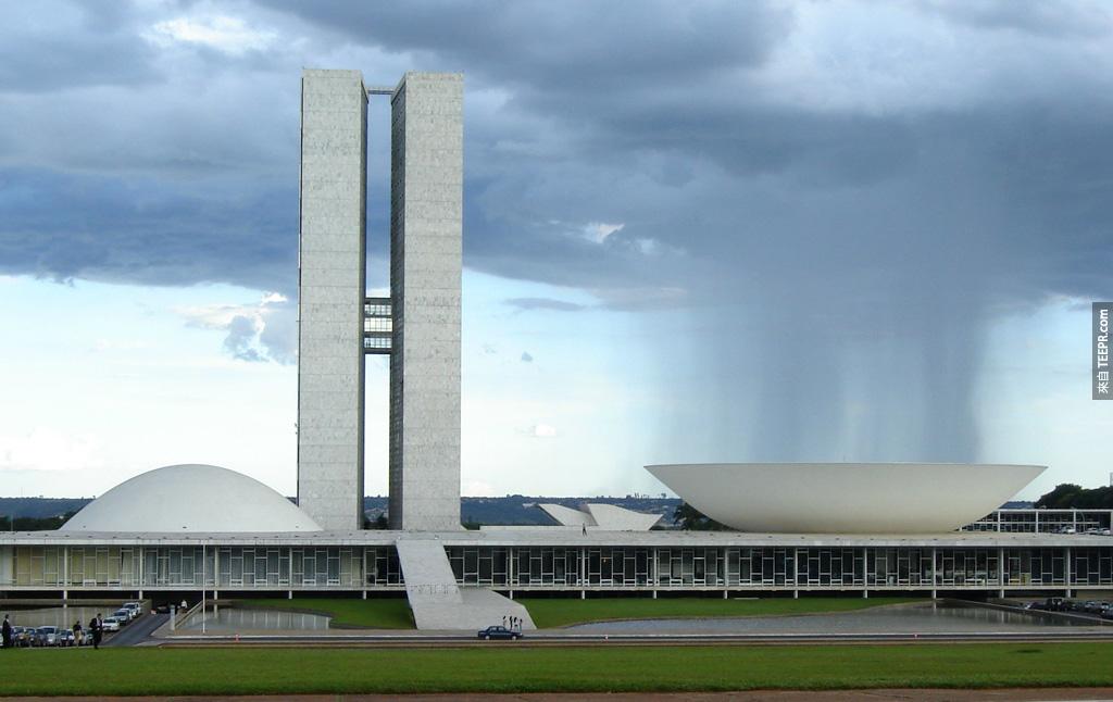 这个风暴好像跟巴西的国会厅有仇。
