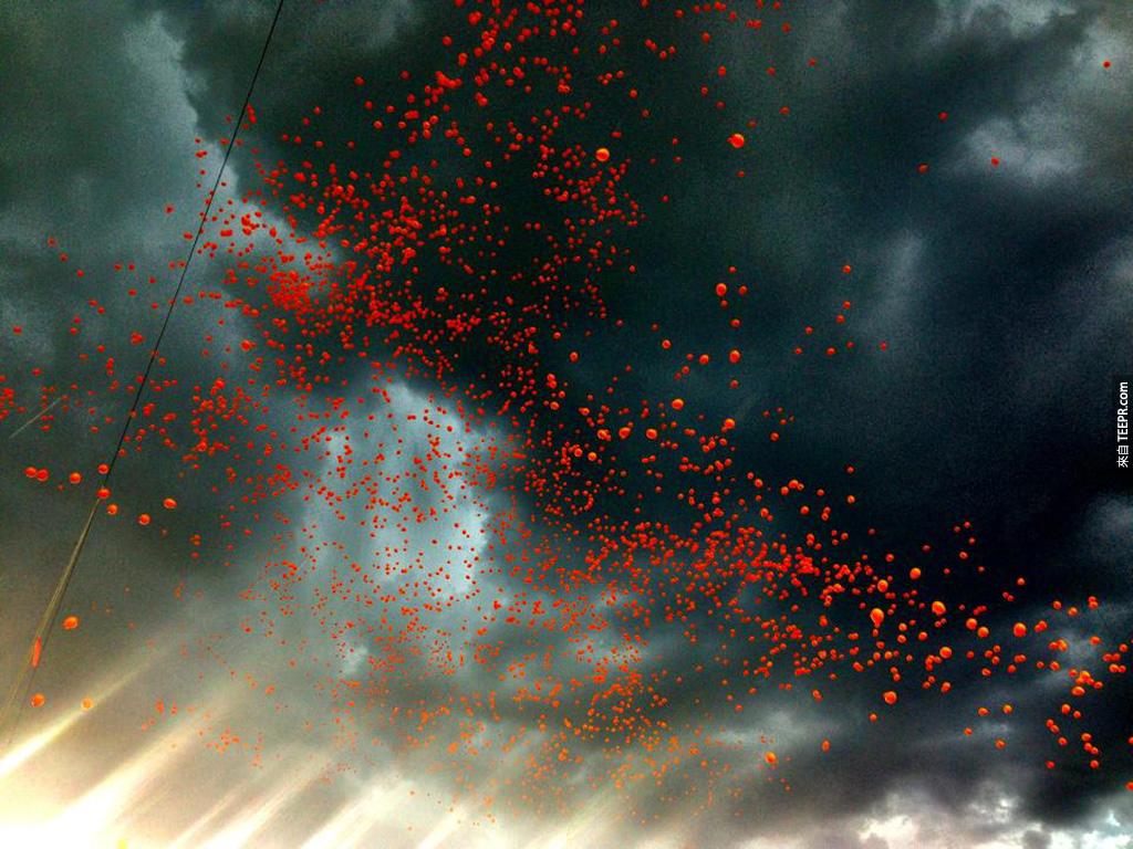 几千个橙色氦气球在庆祝NFL (全国足球联赛) 开打前释放 (科罗拉多州丹佛市)。