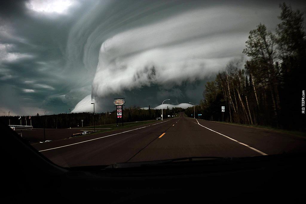 明尼苏达州的一个超大型风暴，离加拿大边境5英哩。