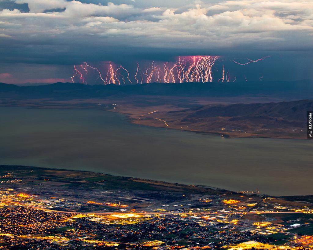 廷帕諾戈斯，猶他州的雷電風暴逐漸逼近。