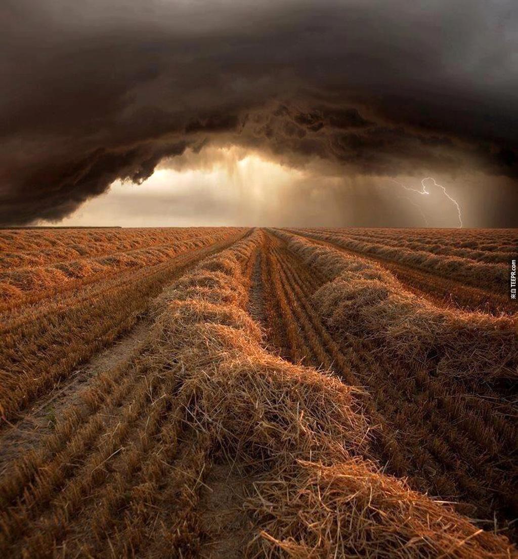 一個在農場上方的一場風暴 (Strohgaeu，德國)