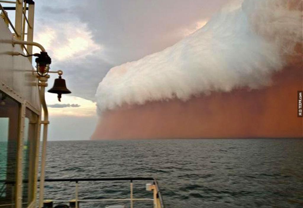一個沙塵暴被一堆白雲罩住了 (昂斯洛，澳大利亞)。