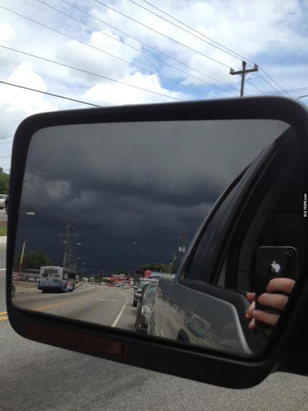 一個兇猛的風暴從後方逼近 (諾福克，弗吉尼亞州)。你可以看出前方跟後方的對比。