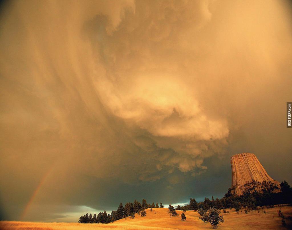 魔鬼塔國家紀念碑 (懷俄明州) 上方的風暴。