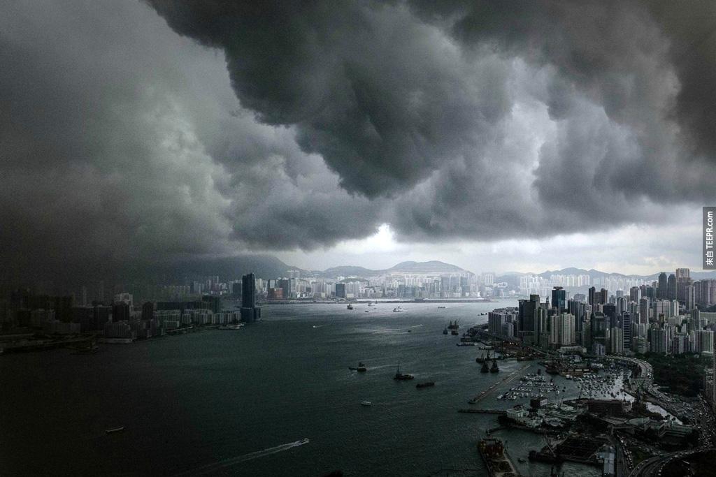 香港維多利亞海港風暴前的烏雲密布。