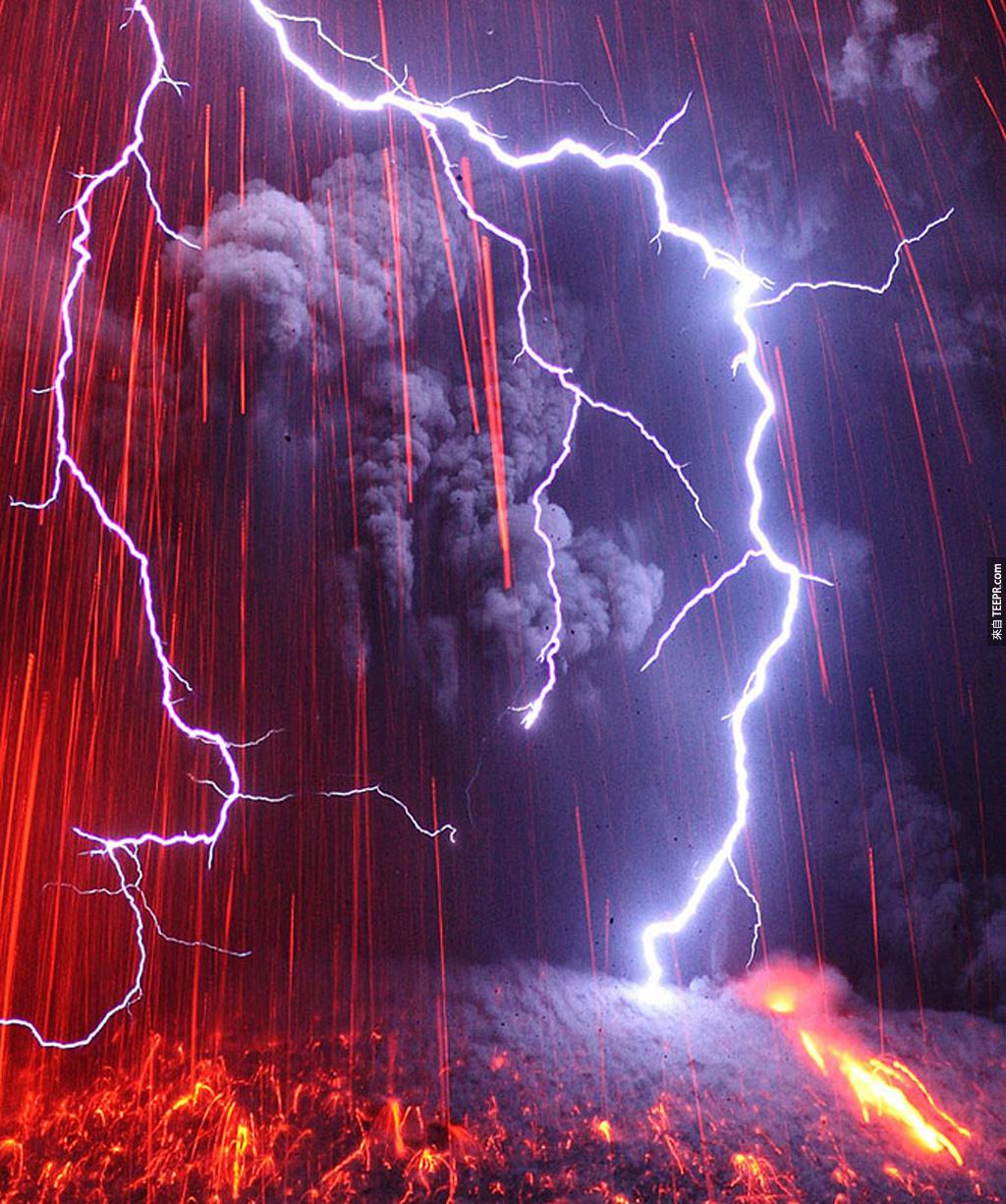 最恐怖的组合: 火山爆发 + 雷电风暴 (日本九州)。