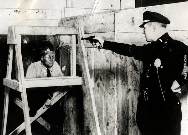 12.) 1931第一個防彈玻璃。裡面的人是不是已經嚇死了...