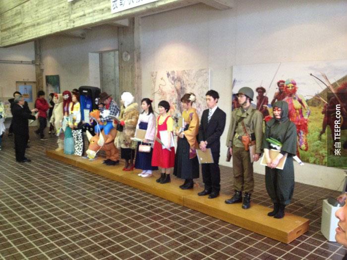 Kanazawa College of Art in Japan Lets Students Wear Costumes to Graduation (15)