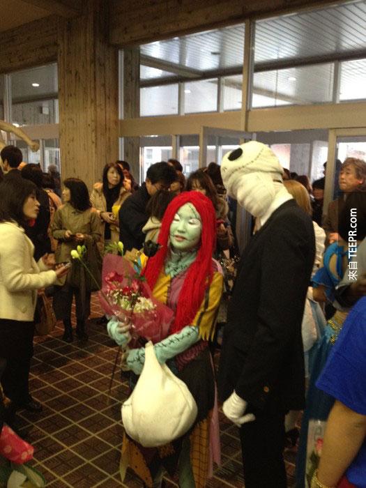 Kanazawa College of Art in Japan Lets Students Wear Costumes to Graduation (21)