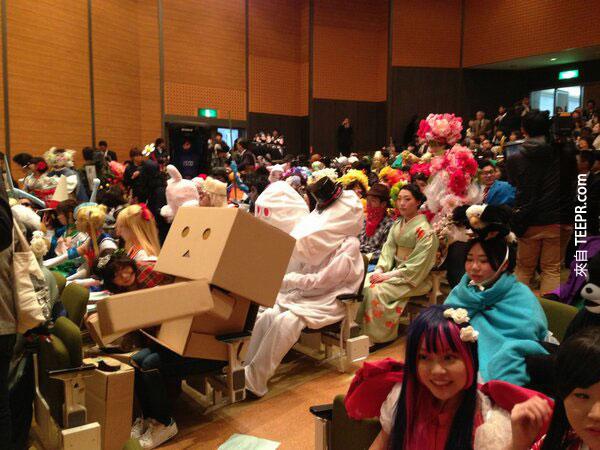 Kanazawa College of Art in Japan Lets Students Wear Costumes to Graduation (9)
