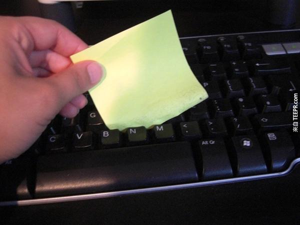 1.) 用便利貼清理你的鍵盤縫隙。