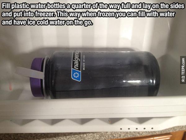 11.) 把水壺的水裝半滿，然後放在冰凍層。這樣水結冰後，你可以直接裝水進水壺裡，這樣你就永遠都會有冰水喝了！