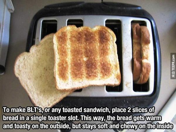 13.) 一次把兩片麵包放在烤麵包幾裡烤，這樣外面就會比較脆，裡面會比較鬆軟。超適合做三明治！