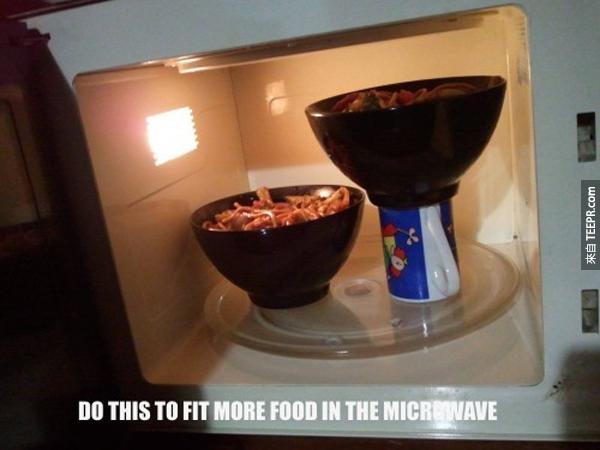 15.) 這樣可以一次熱更多的食物在微波爐裡。