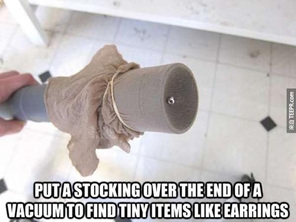16.) 馬上找到丟掉的耳環 - 把一個襪子套在吸塵器上，這樣就不會把小物件吸進去了。